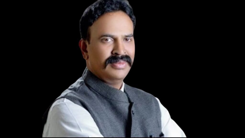 satara-doctor-suicide:-after-clean-chit-to-naik-nimbalkar,-cm-fadnavis-gives-‘cold-shoulder’