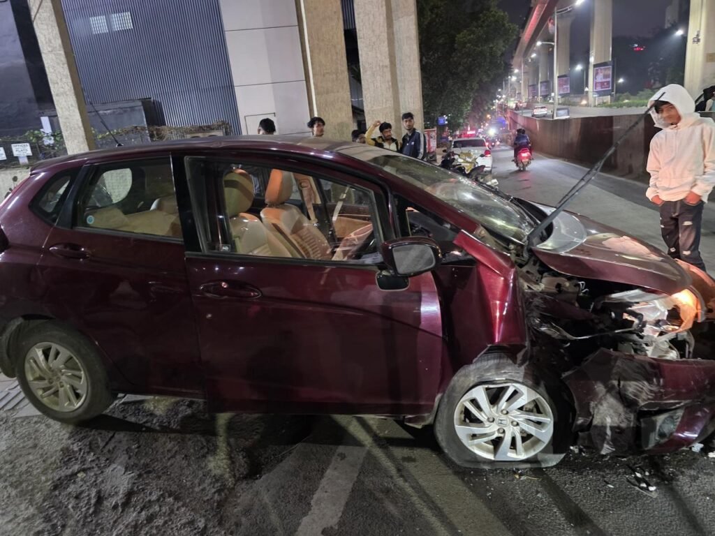 pune:-speeding-car-crashes-into-metro-pillar-on-paud-road,-driver-injured 