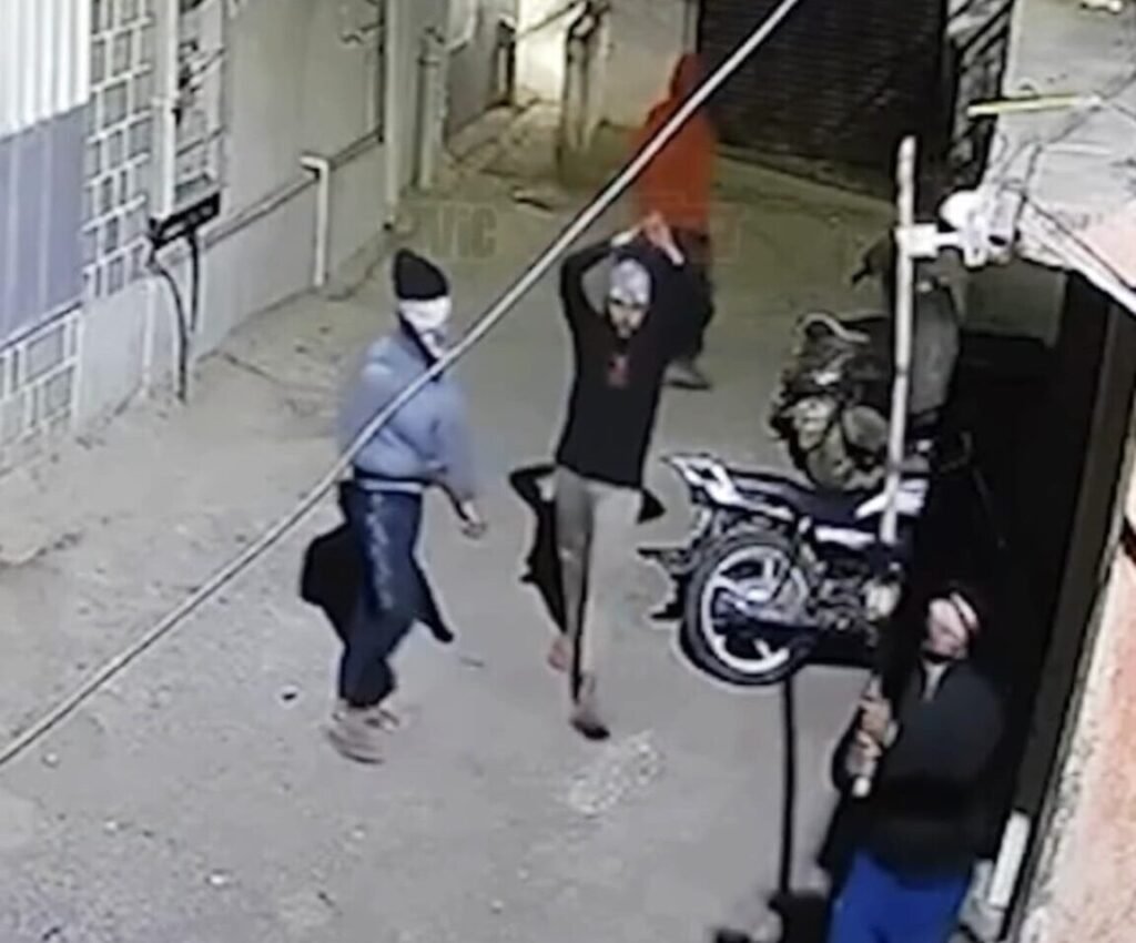 pune:-masked-miscreants-caught-on-camera-while-vandalising-cctv-in-hadapsar;-police-launch-search