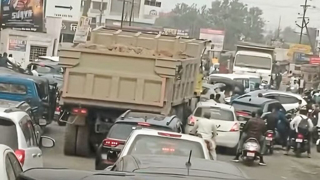 pirangut-traffic-jams-worsen-as-tourist-rush,-bus-stops-choke-pune–kolad-road