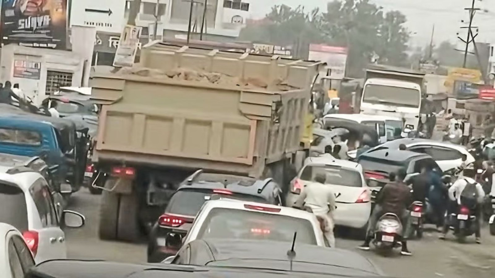 pirangut-traffic-jams-worsen-as-tourist-rush,-bus-stops-choke-pune–kolad-road