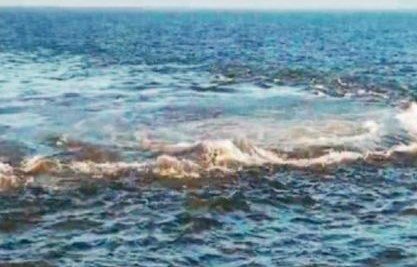 mysterious-circular-water-formation-spotted-in-arabian-sea-near-gujarat-coast,-fishermen-alarmed