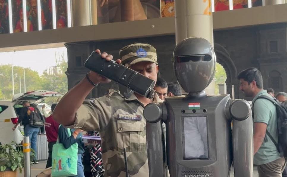 ai-powered-humanoid-robot-‘spaceo-m1’-begins-trial-run-at-pune-airport