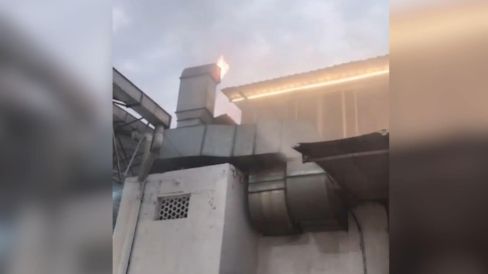 fire-breaks-out-at-pune-railway-station-food-plaza,-no-injuries