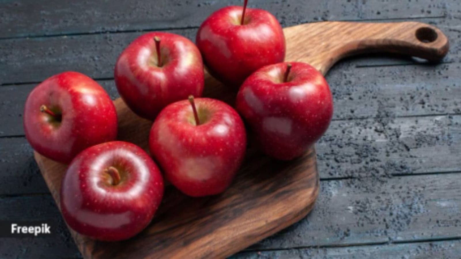 iran-supply-curbs-push-up-apple,-kiwi,-date-prices-in-pune’s-gultekdi-market