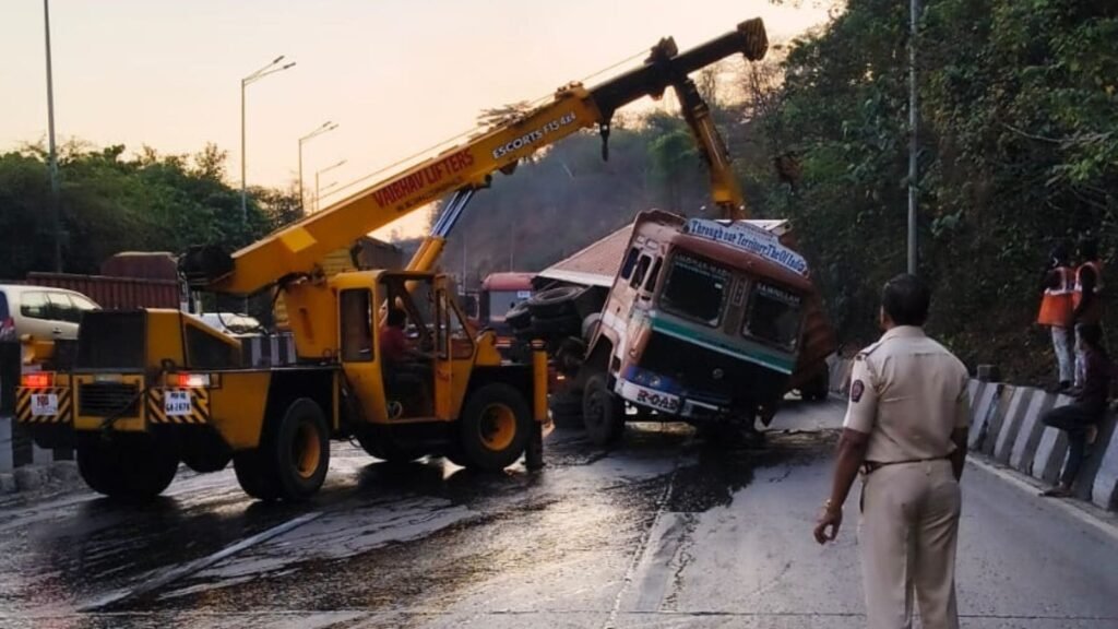 container-truck-carrying-fish-overturns-on-pune–mumbai-highway-near-khandala,-causes-traffic-jam