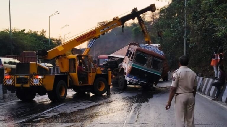 Container truck carrying fish overturns on Pune–Mumbai Highway near Khandala, causes traffic jam