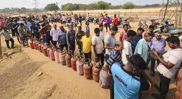 lpg-gas-shortage-hits-chakan:-vada-pav-₹40+,-tea-₹30;-workers-struggle-for-daily-meals