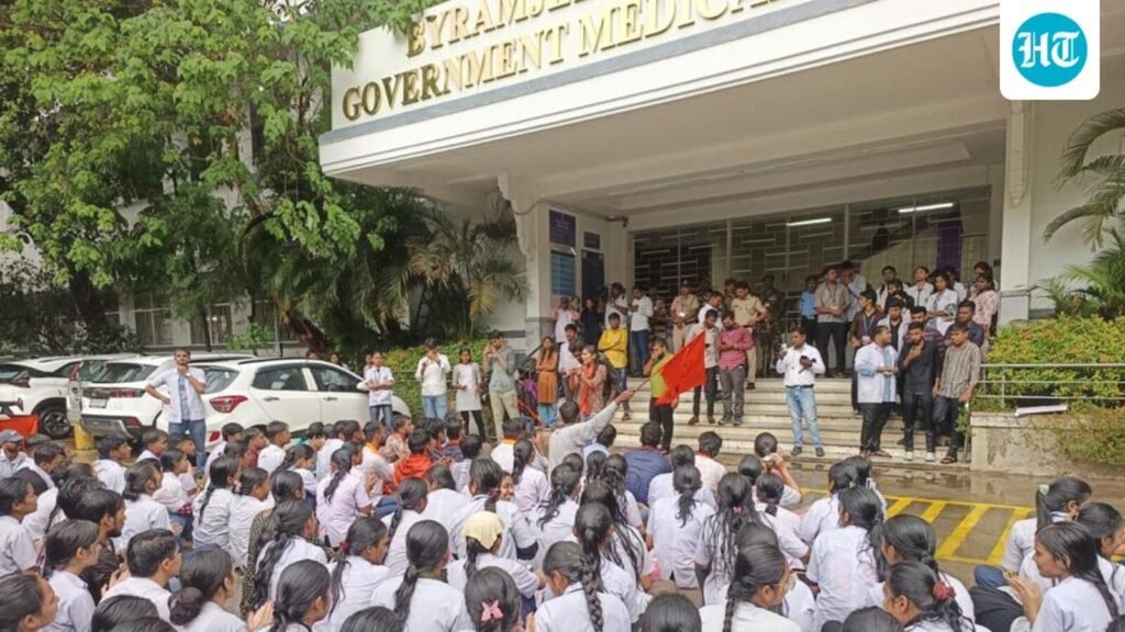 abvp-protests-hostel-issues-at-bj-medical-college,-seeks-immediate-reforms
