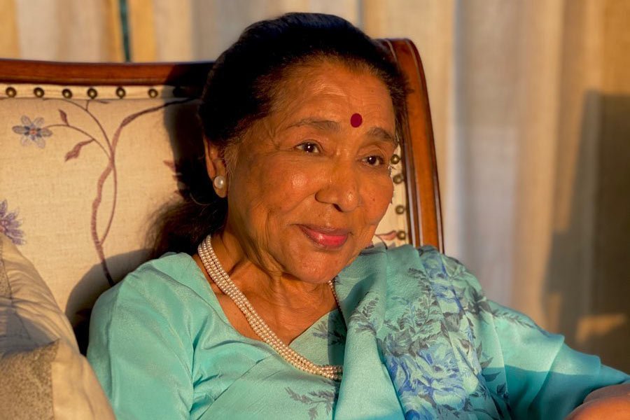 legendary-singer-asha-bhosle-suffers-heart-attack,-admitted-to-mumbai-hospital