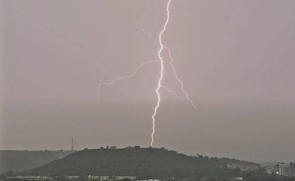 maharashtra-weather-alert:-imd-issues-yellow-alert-for-rain-in-24-districts-on-april-21