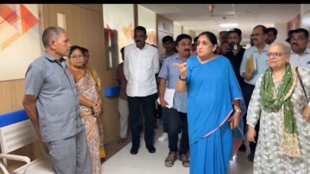sunetra-pawar-makes-surprise-visit-to-baramati-hospital,-pulls-up-‘negligent’-staff