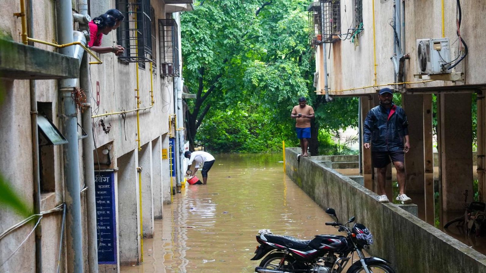 water-released-from-khadakwasla-dam-after-heavy-rain-enters-pune-housing-societies
