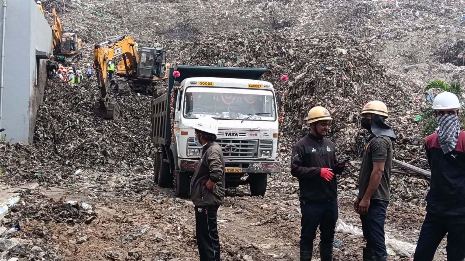 live:-race-against-time-to-rescue-8-missing-as-waste-mountain-brings-down-building-in-pune