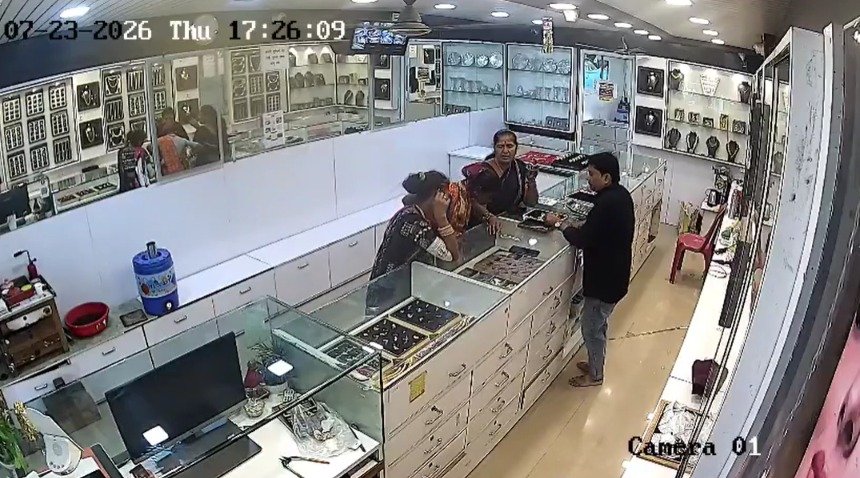 pune:-four-women-allegedly-steal-82-pairs-of-silver-toe-rings-from-jewellery-shop-in-ranjangaon