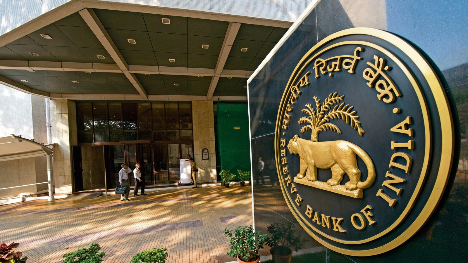 rbi’s-new-currency-plan:-government-approves-polymer-note-trials-for-₹10-and-₹20