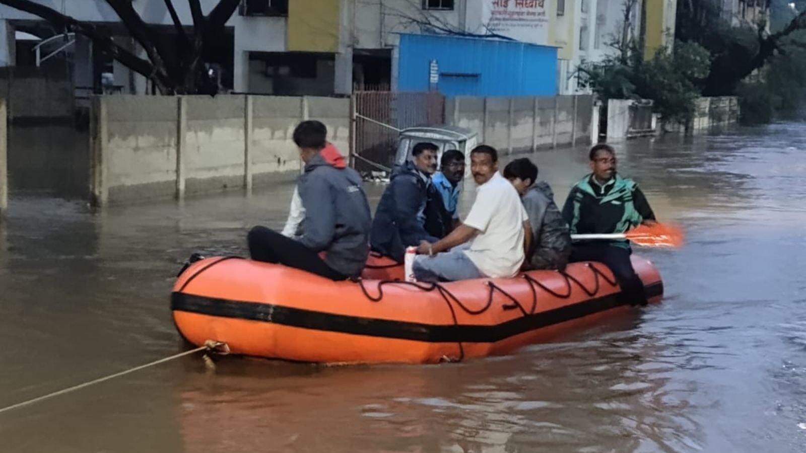 pune-rain:-fire-brigade-shifts-70-families-from-flooded-ekta-nagar-using-boats