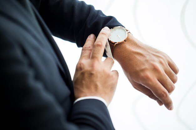 why-checking-time-on-your-phone-feels-different-from-looking-at-a-watch