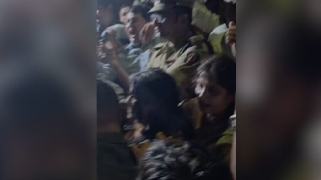 ahead-of-rahul-gandhi-visit-nsui-abvp-clash-at-pune’s-engineering-college