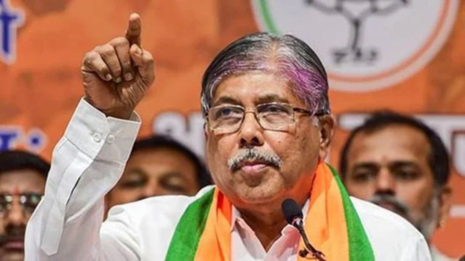 police-arrest-influencer-santosh-pandit-over-remarks-against-minister-chandrakant-patil