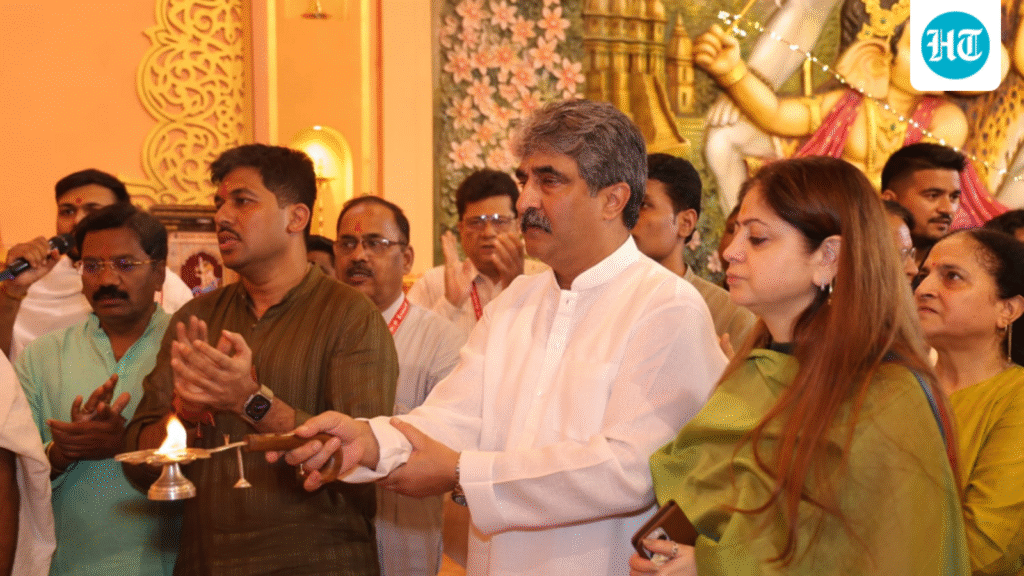 vips-line-up-for-pune’s-iconic-ganpatis’-darshan