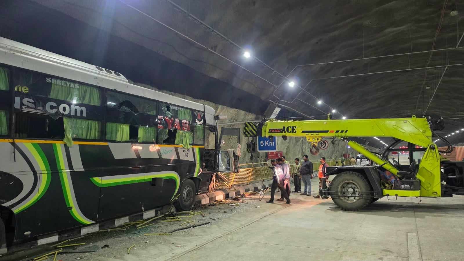 5-injured-in-accident-on-pune-mumbai-expressway’s-missing-link;-traffic-diverted